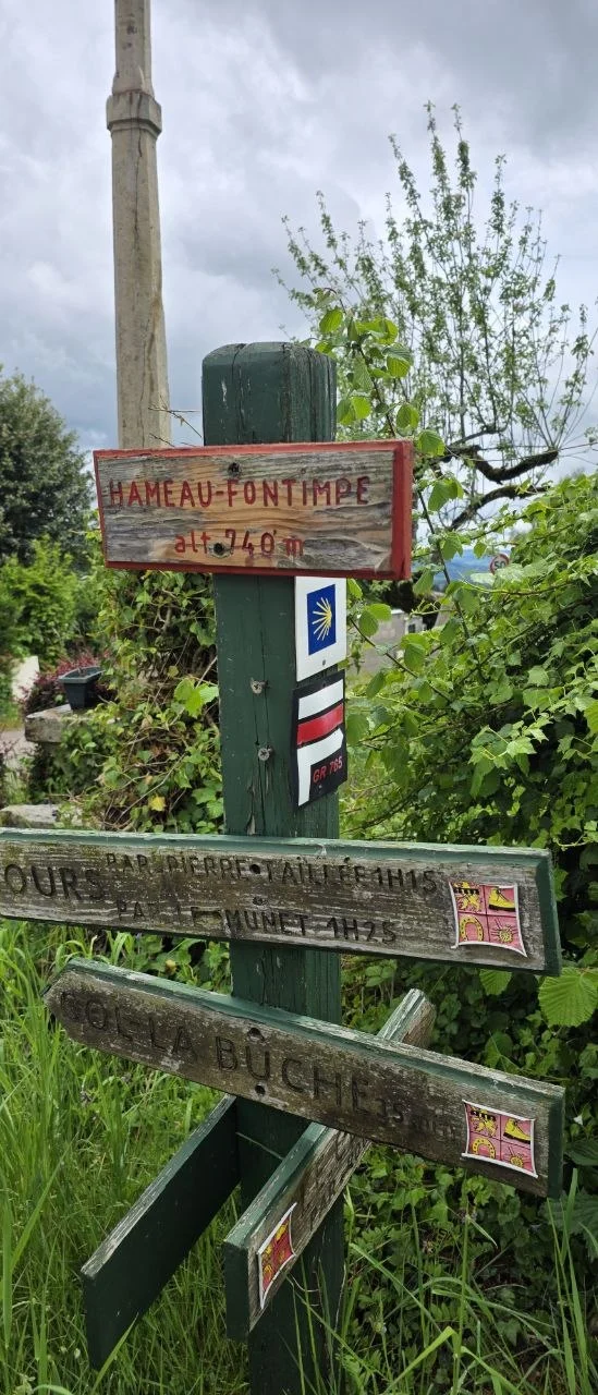 Panneau directionnel en bois — « Hameau Fontimpe, alt 740 m » — coquille jacquaire jaune et balise GR rouge et blanc, sur poteau vert.